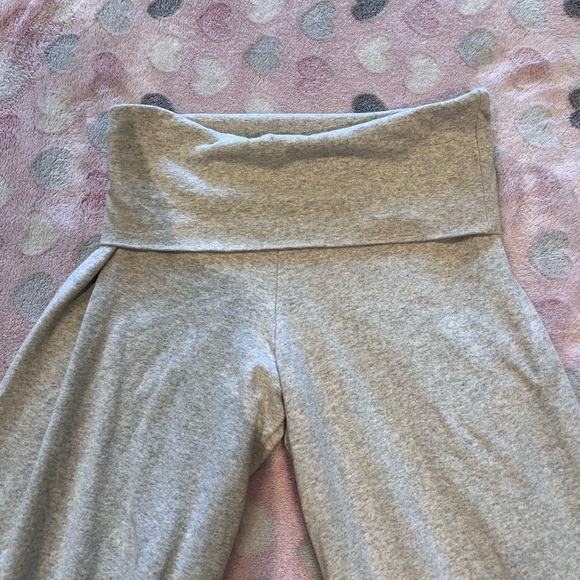 Brandy Melville Priscilla Pants - Picture 2 of 4